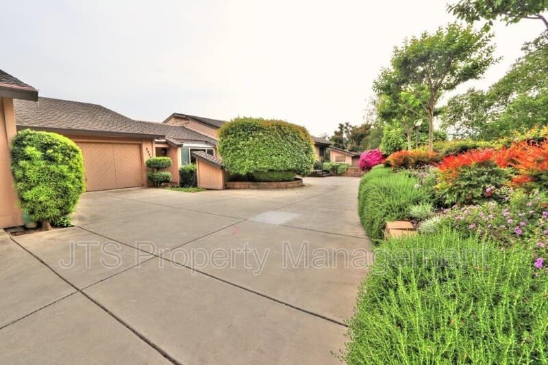 Fair Oaks House: 8944 Cliffside Lane