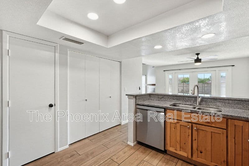 Chandler House: 1115 W Estrella Dr