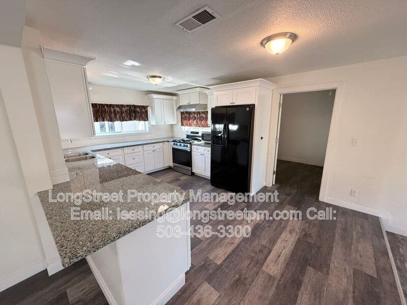 Salem House: 758 Browning Ave S