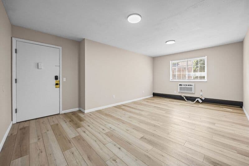 Bloomfield Apartment: 35 oakmount Avenue