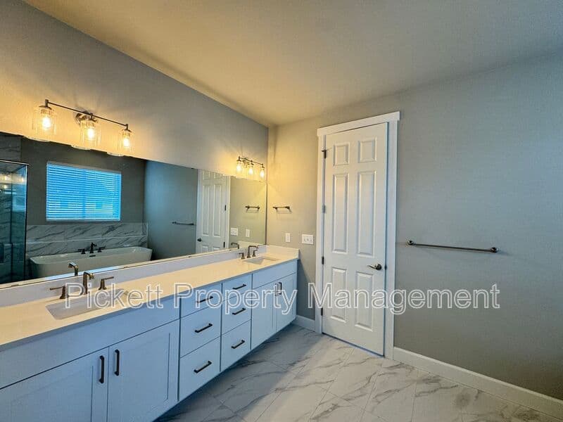 Port Orchard House: 3835 SW Alava Ct
