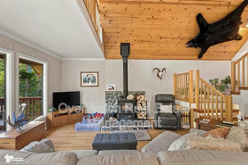 Eagle River House: 10610 High Bluff Dr