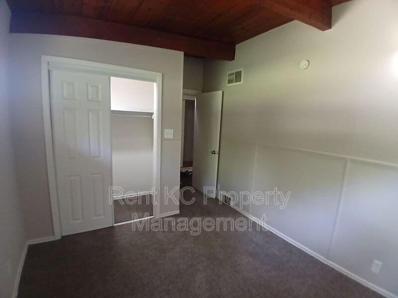 Kansas City House: 5323 NW Edgewood Circle