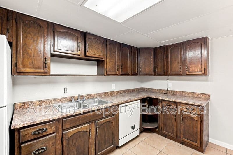 Phoenix House: 3302 W. Solano Dr. South