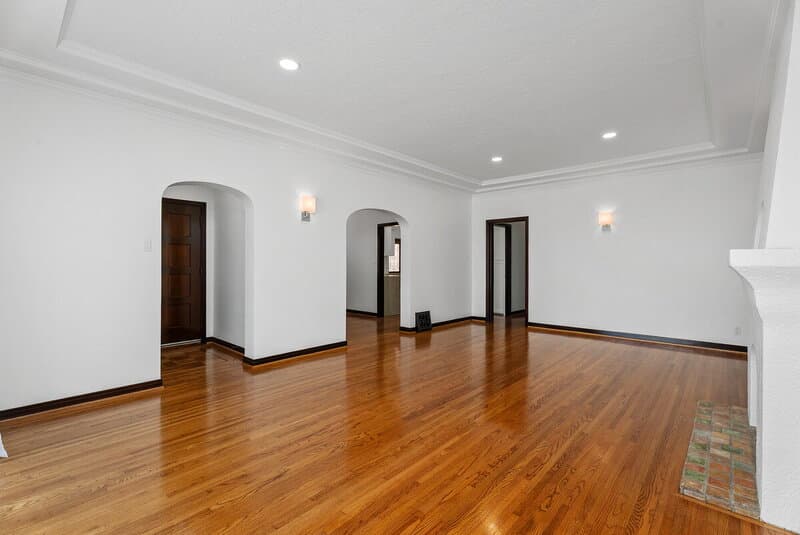 Long Beach House: 76 Roycroft Avenue