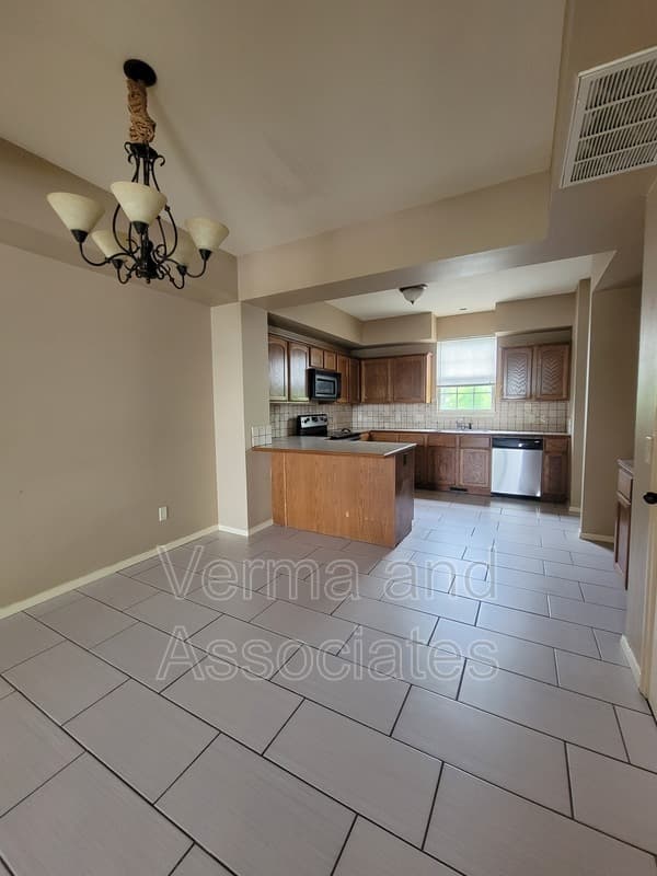 Centerton Townhome: 192 Fair St