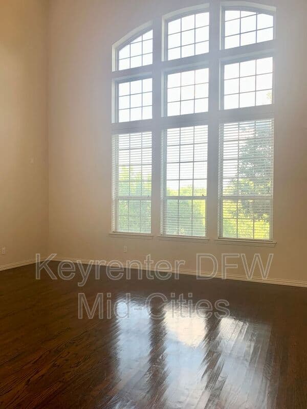 Irving House: 6463 Las Colinas Blvd