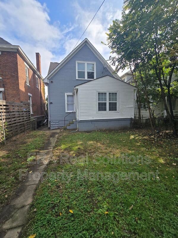 Columbus House: 49 S. Harris Avenue