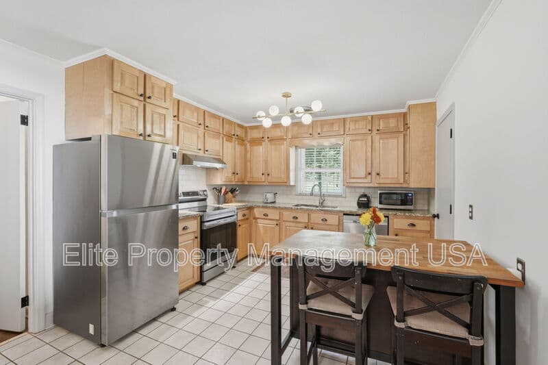 Gainesville House: 1338 Northwood Cir NE