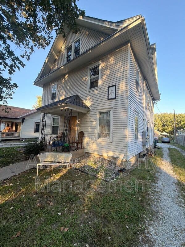 Lincoln Condo: 1530 N 32- 3