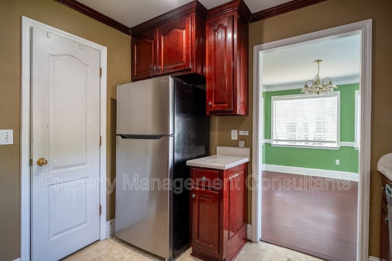 Huntsville House: 1060 Old Monrovia Road Northwest