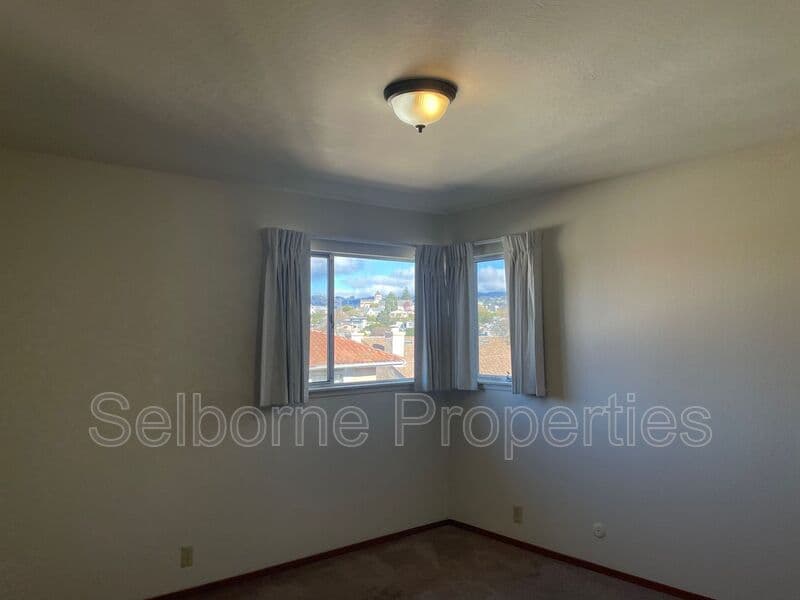 Oakland House: 2500 Ivy Dr.