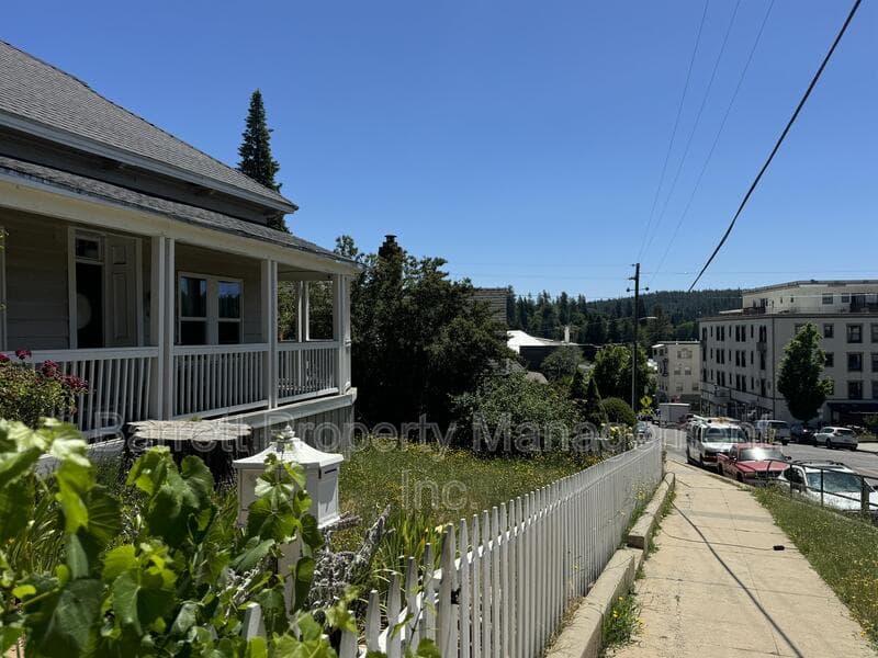 Grass Valley House: 410 W. Main St