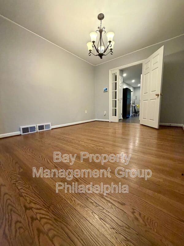 Glenside House: 300 Winding Way