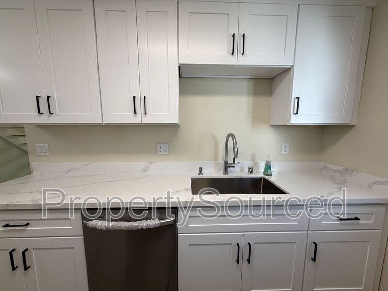 Modesto House: 317 De Vega Ct