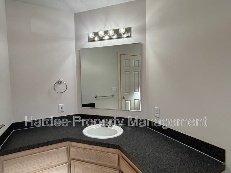 Boise House: 688 S Gamay Ln