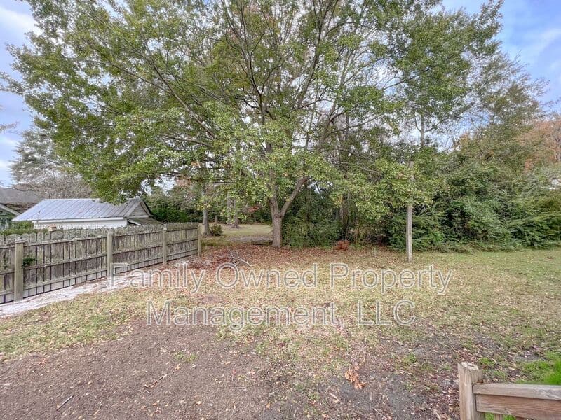 Summerville House: 806-B N Magnolia St