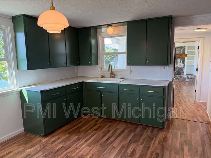 Wayland House: 12495 Oakwood Shores Street