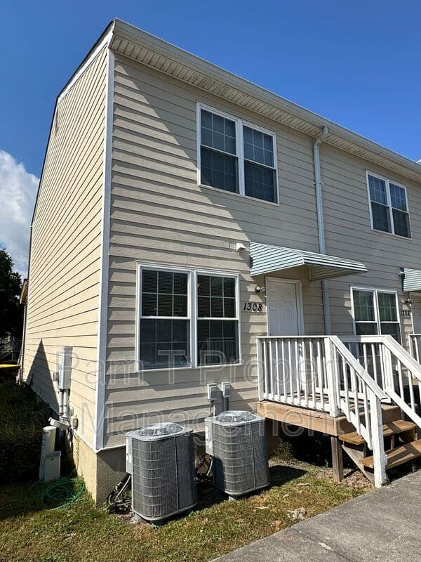 Savannah House: 1308 Dieter St