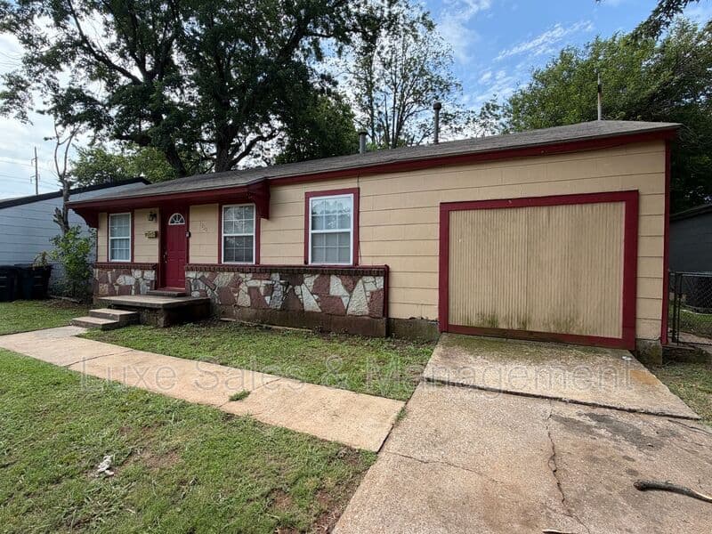 Del City House: 4220 SE 25th St