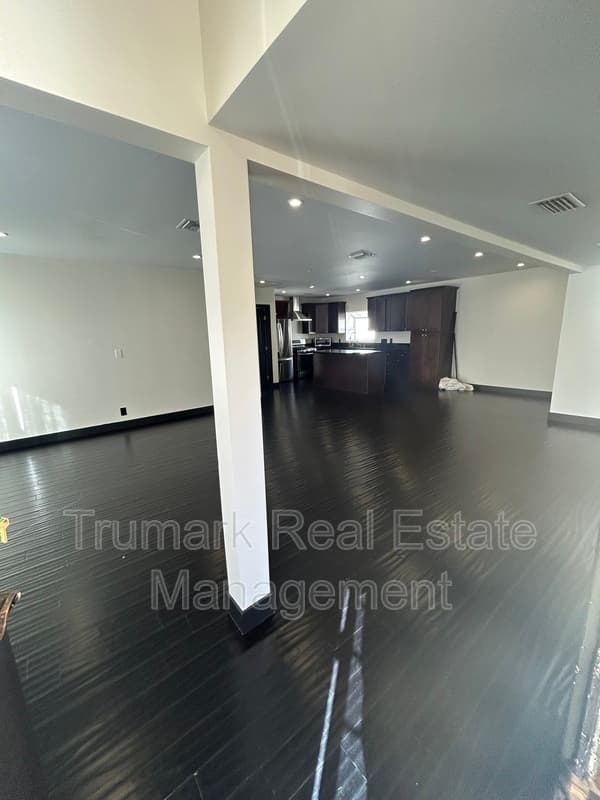 Studio City Condo: 12426 Moorpark St