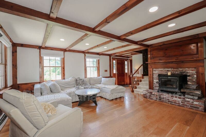 Henniker House: 32 Morse Circle