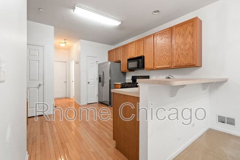 Hoffman Estates House: 6087 Halloran
