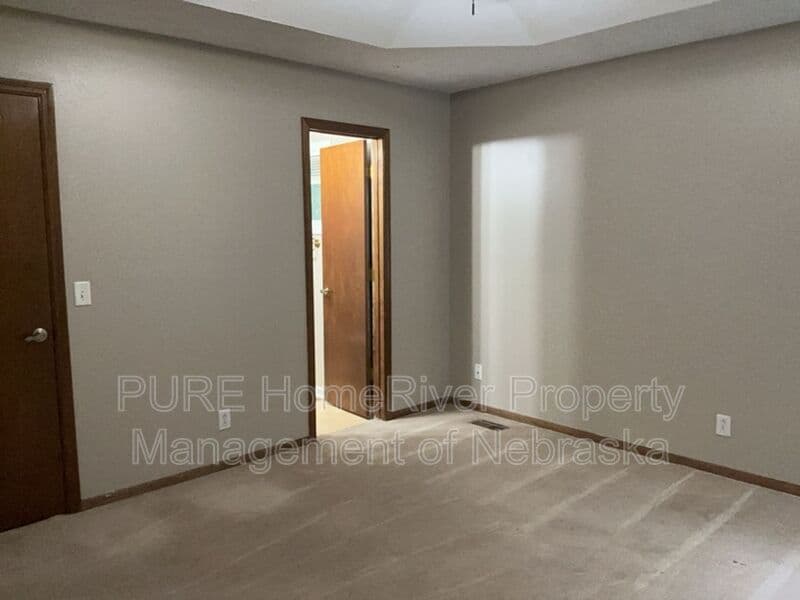 Ralston House: 6723 Woodbine Cir