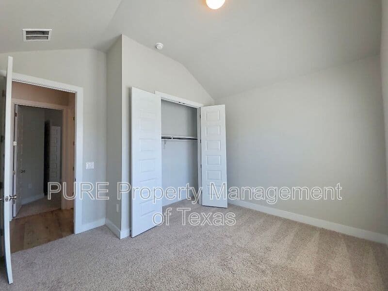 Manor House: 16520 Summery St