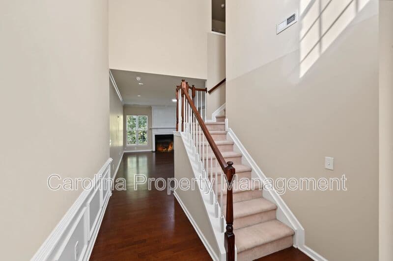 Charlotte House: 15422 Canmore St