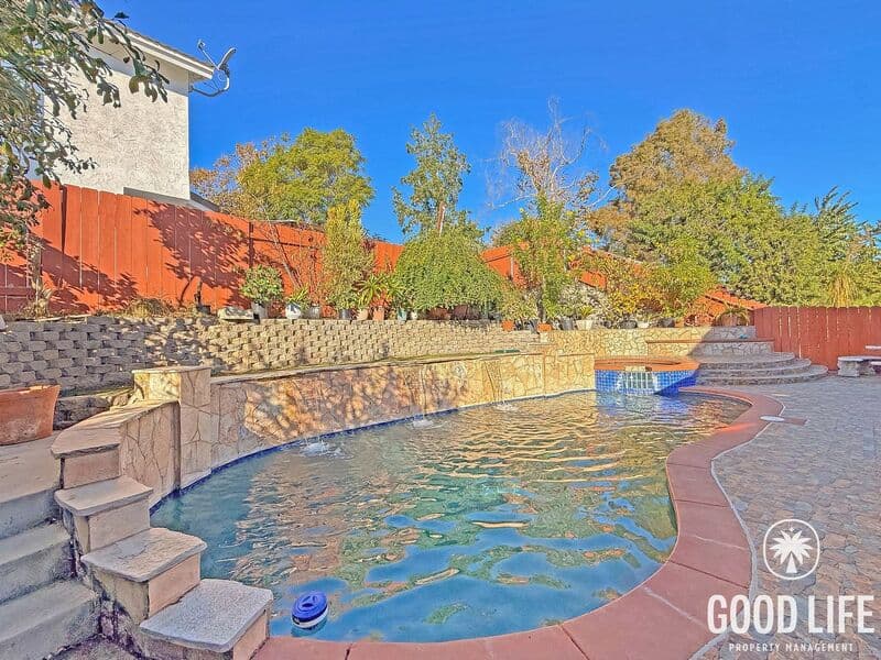 Escondido House: 1900 Angeles Gln