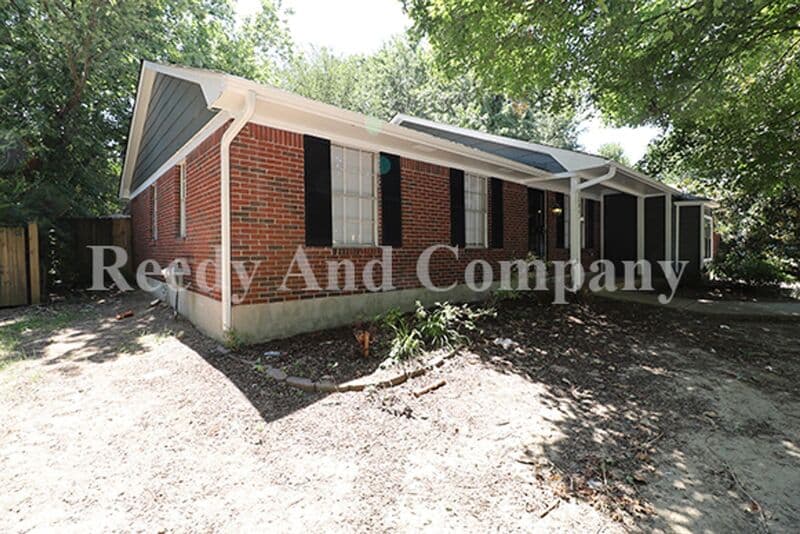 Horn Lake House: 3285 Mayfair Dr