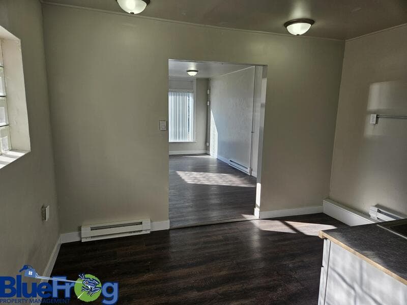 New London House: 314 South Pearl Street - 1
