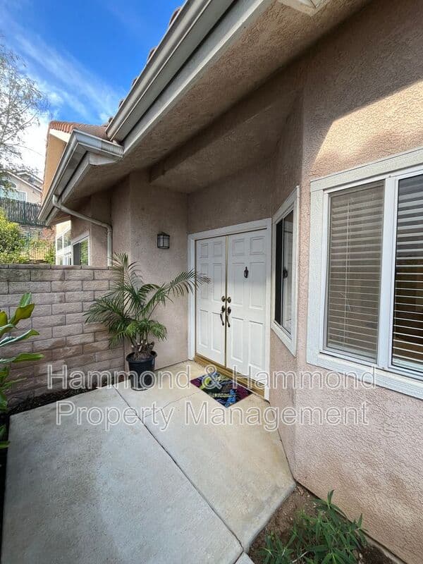 Simi Valley House: 634 Twin Peaks Ave.
