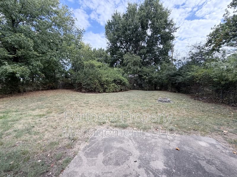 Fayetteville House: 408 West Nightingale Circle