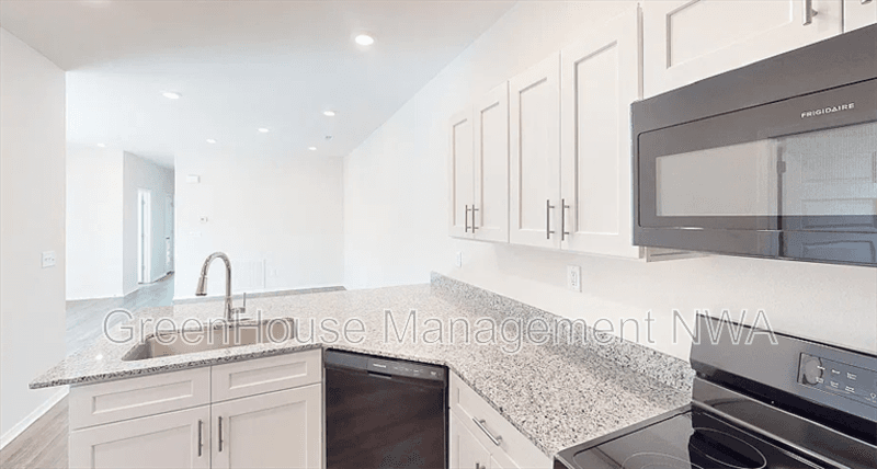 Unit B
Siloam Springs House: 412 W Cloud Dr