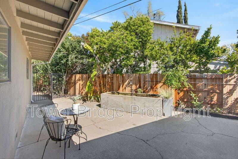Fair Oaks House: 3937 Orangewood Dr