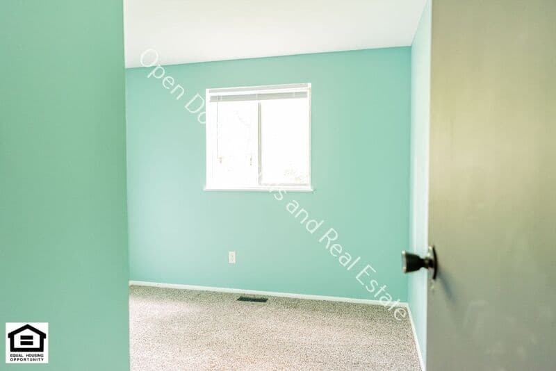 Fort Wayne House: 6718 Raintree Road