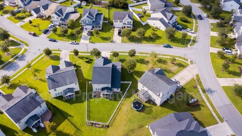 Pooler House: 4 Bainbridge Way