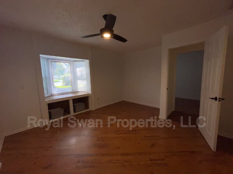 Auburndale House: 222 Lakeview Drive