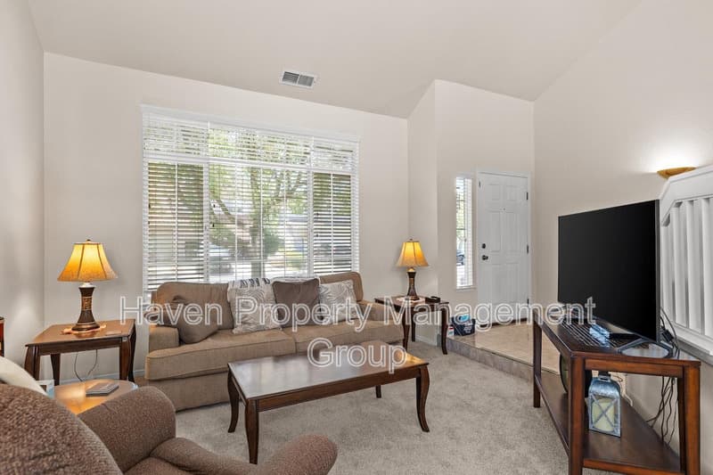 Tracy House: 2866 Valcourt Way