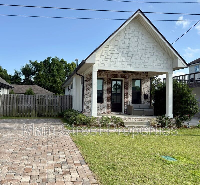 Pensacola House: 1205 East Scott Street