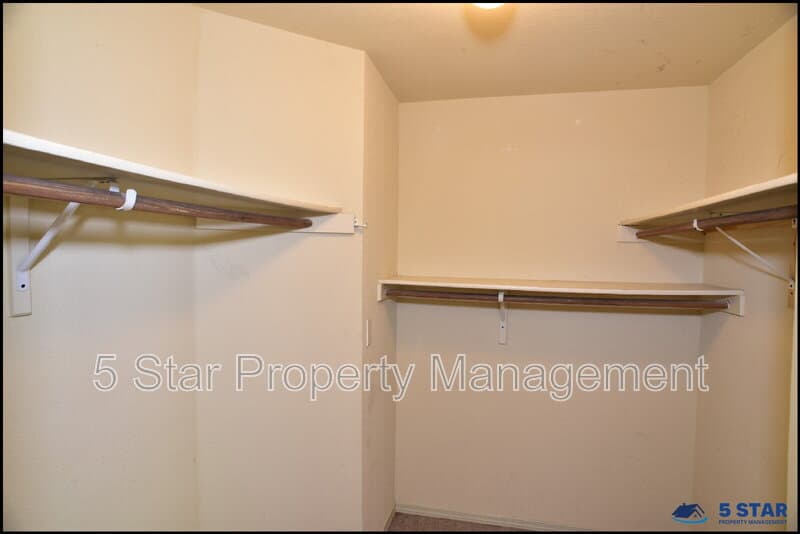 El Paso House: 14325 Island Point Drive