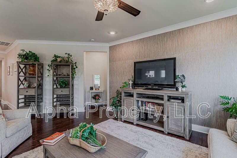 Greenville House: 14 Burl Ct