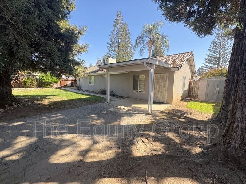 Visalia House: 323 South Citrus Court