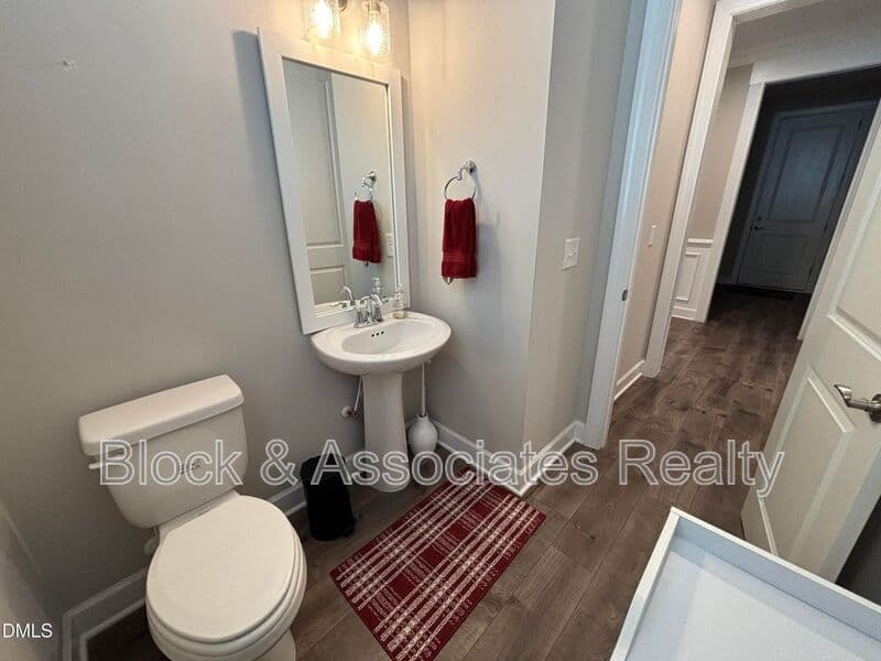Wake Forest House: 2020 Edens Ridge