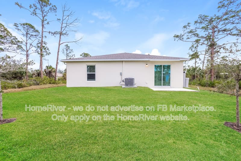 Port Charlotte House: 2465 Crockett St