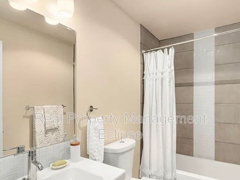 Seattle Condo: 17431 Ambaum Blvd S