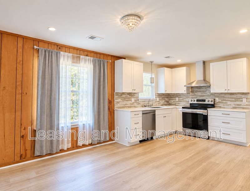 Charleston House: 305 Millcreek Drive