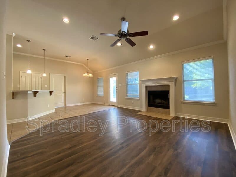 Temple House: 2014 Carriage House Dr